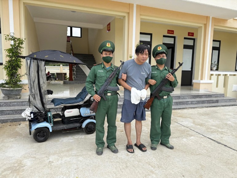 Vừa Ra Tù Đã Tái Phạm, Đối Tượng Mang Máy In Tiền Giả Đi Nhiều Tỉnh 1 Cao Đình Lâm bị bắt giữ sau khi kiểm tra phát hiện tiền giả và máy in tiền giả