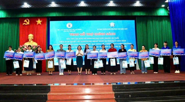 Nhiều phụ nữ được trực tiếp thưởng 5 triệu đồng khi sinh đủ 2 con trước 35 tuổi. Ảnh: CCDSTPHCM