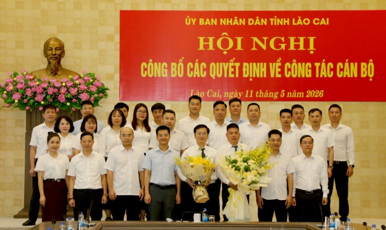 Các đồng chí lãnh đạo tỉnh và đại diện các cơ quan, đơn vị tặng hoa chúc mừng đồng chí Trần Xuân Cường và đồng chí Đinh Tiến Dũng.
