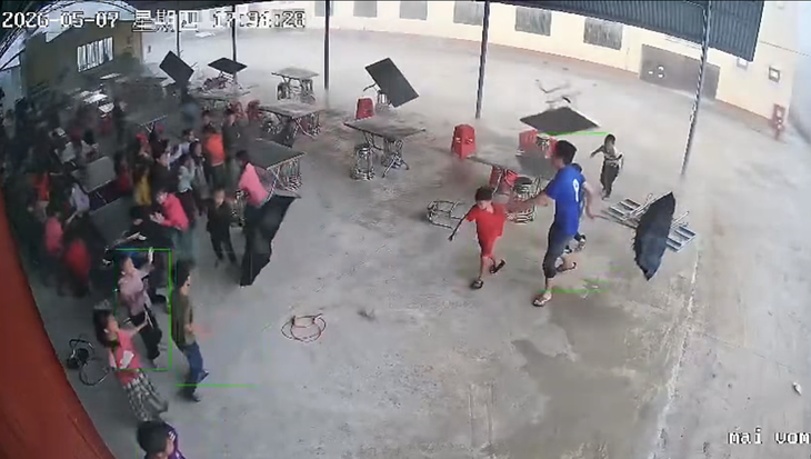 Gió lốc thổi bay bàn ghế, học sinh hoảng loạn chạy trú ở Lào Cai 9 gio loc lao cai 17781723258661228054447