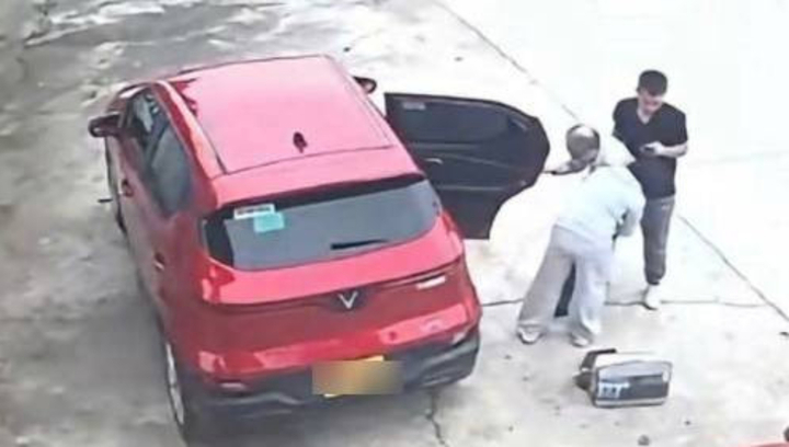 Hình ảnh người đàn ông được người thân thuê taxi đưa đến rồi bỏ lại trước cổng chùa.
