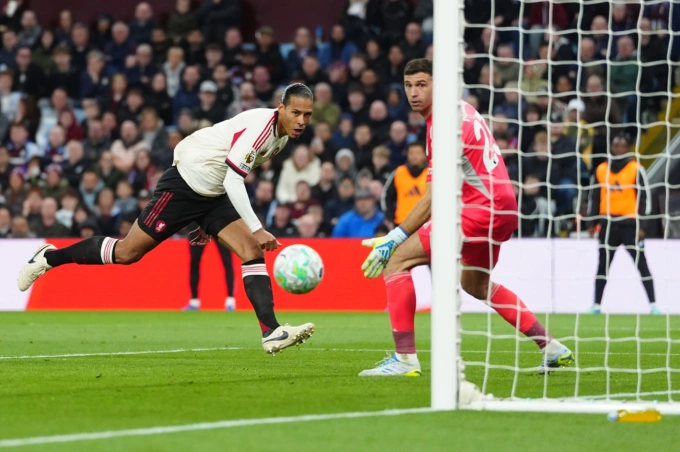 Virgil van Dijk (áo trắng) ghi bàn trong trận Liverpool thua Aston Villa 2-4 ở vòng 37 Ngoại hạng Anh tại Villa Park, Aston, Birmingham, Anh ngày 15/5/2026. Ảnh: AP