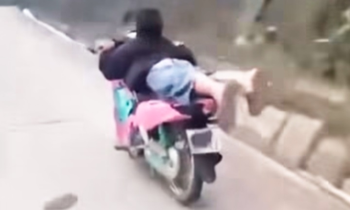 Nam thanh niên ở Lào Cai bị tịch thu xe vì nằm sấp lái mô tô quay clip 1 Hình ảnh P nằm sấp lái xe máy trên đường ở Lào Cai. (Ảnh: Chụp màn hình)