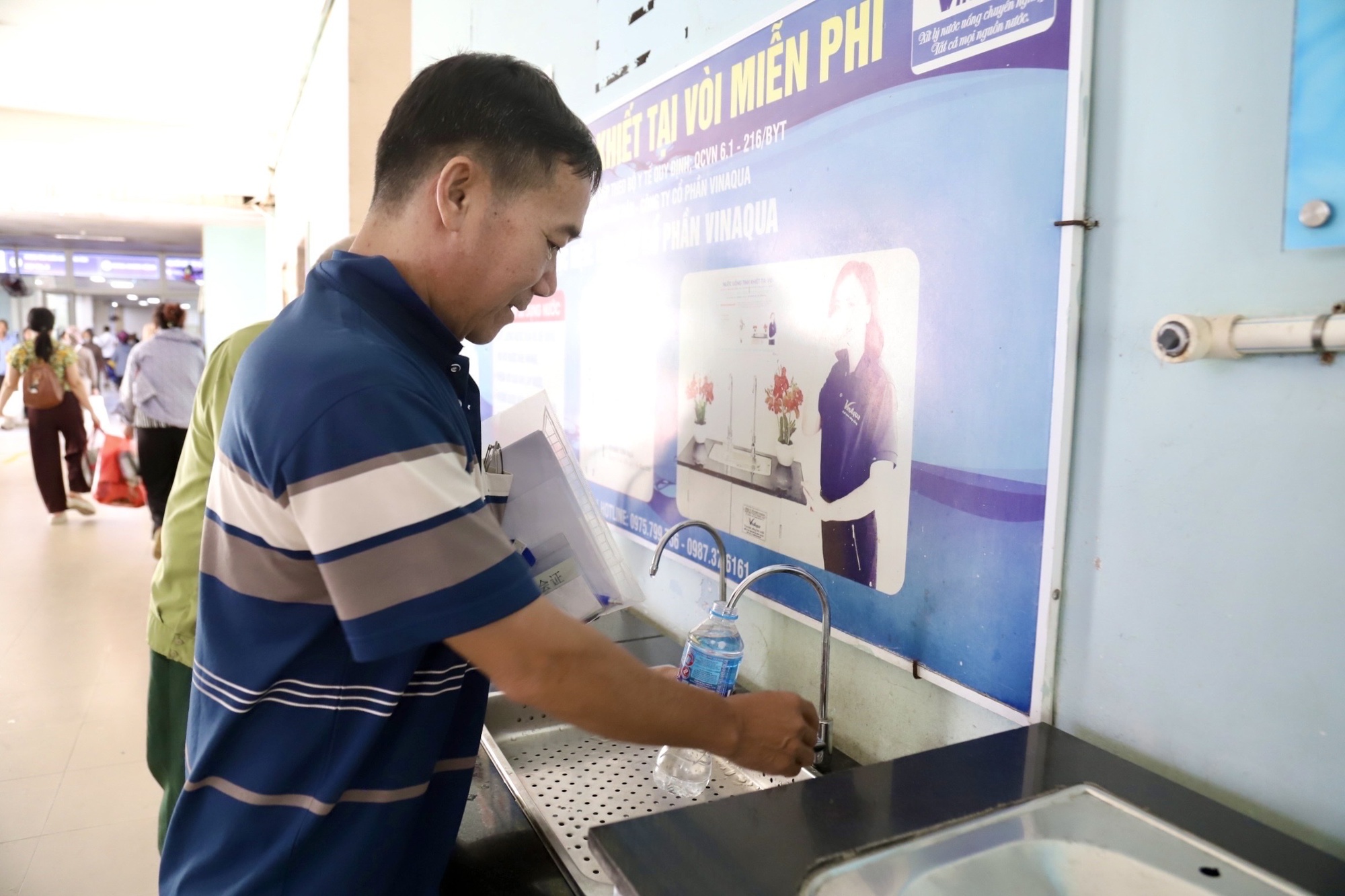Nhiều cơ sở y tế bố trí ước uống miễn phí cho người bệnh và người nhà - Ảnh: VGP/TH