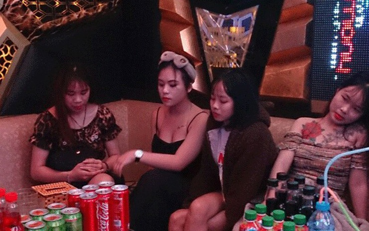 tay vin rot bia quan karaoke