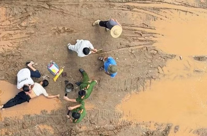 Thi thể người đàn ông được xác định tại khu vực thi công bờ kè Phố Lu cũ. Ảnh: NDCC.