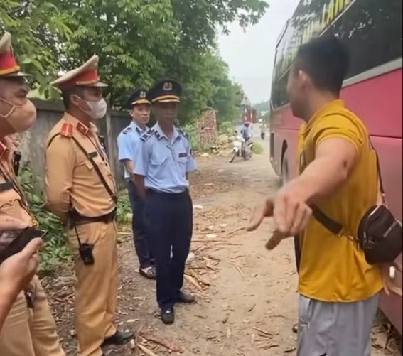 Hình ảnh cắt từ video ghi lại cảnh lực lượng chức năng thu giữ 9 bao chứa xác ve sầu trên xe khách.