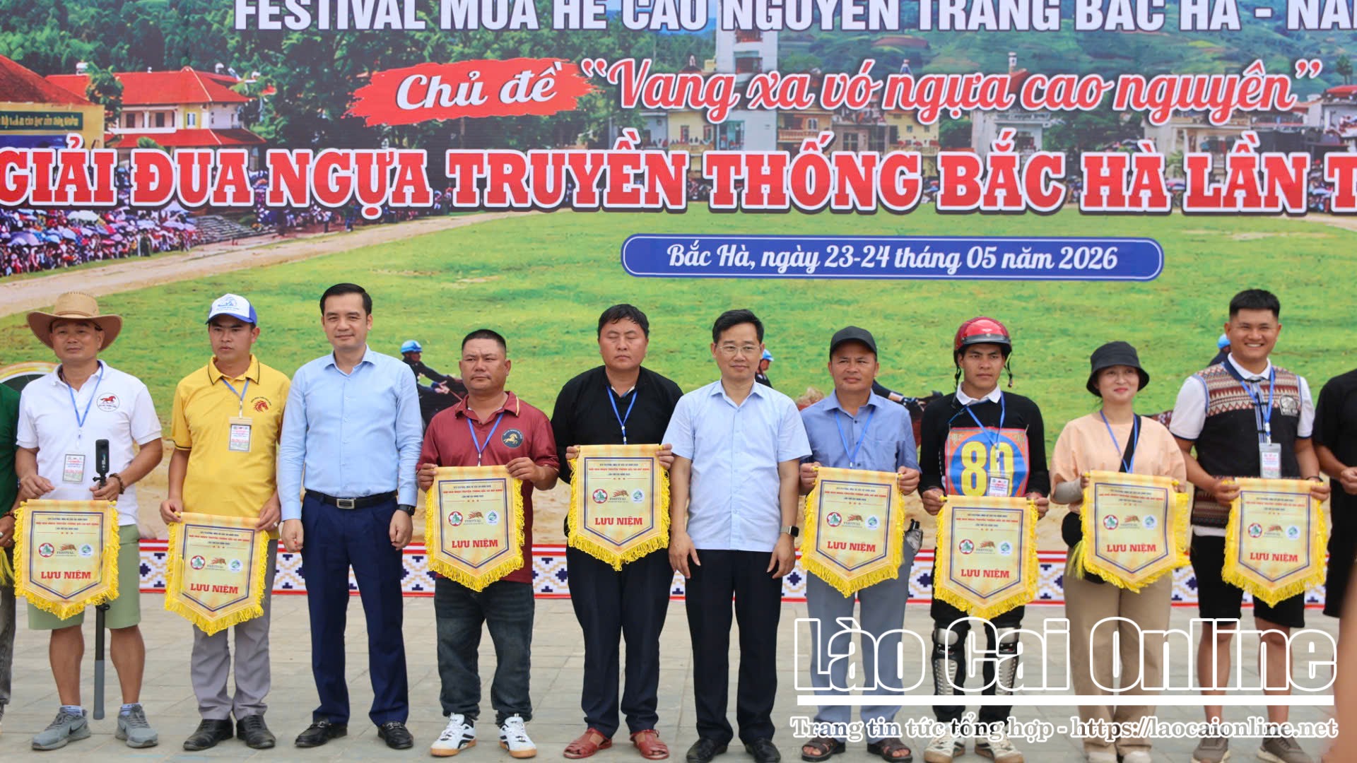 Ban tổ chức trao cờ lưu niệm cho các đoàn và đại diện nài ngựa tham gia Giải đua ngựa truyền thống tại Festival mùa hè Bắc Hà 2026.