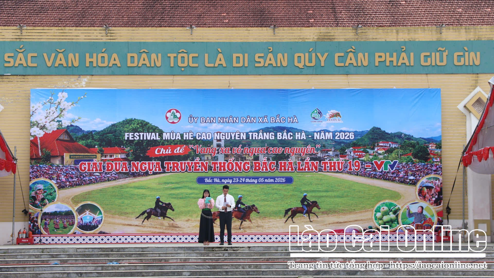 Lễ khai mạc Festival mùa hè Bắc Hà 2026 diễn ra lúc 8h ngày 23/5 tại sân vận động trung tâm xã Bắc Hà, thu hút đông đảo người dân và du khách tham dự. Ảnh Du Kỷ