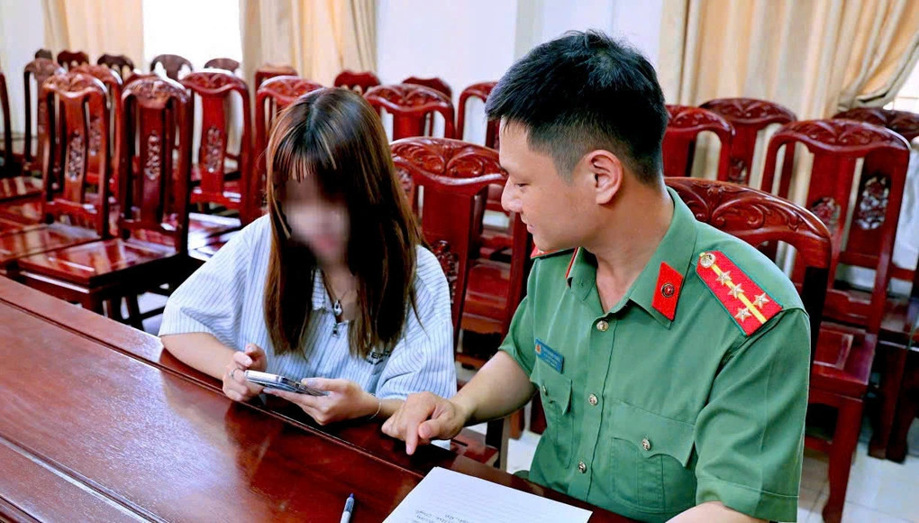 Đăng tin tâm linh ở Ninh Bình, nữ du khách bị phạt 7,5 triệu đồng 1 Công an làm việc với chị L.Q.A. làm rõ hành vi vi phạm (Ảnh: Công an an Ninh Bình).