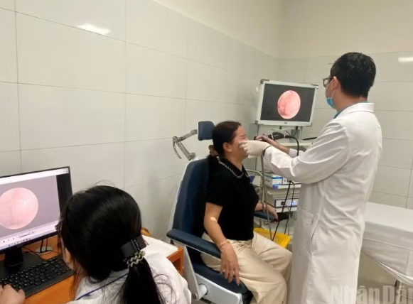 Từ ngày 1/7, khám ngoại trú trái tuyến sẽ được bảo hiểm y tế thanh toán thế nào? 2 Người tham gia bảo hiểm y tế được hưởng 100% chi phí khám, chữa bệnh nếu chi phí cho một lần khám thấp hơn 15% mức lương cơ sở, tương đương 379.500 đồng. (Ảnh: ĐỖ THOA)