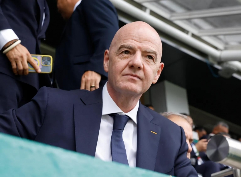 Chủ tịch FIFA Gianni Infantino đã vào phòng thay đồ của đội tuyển Iran để gặp gỡ các cầu thủ sau trận đấu.
