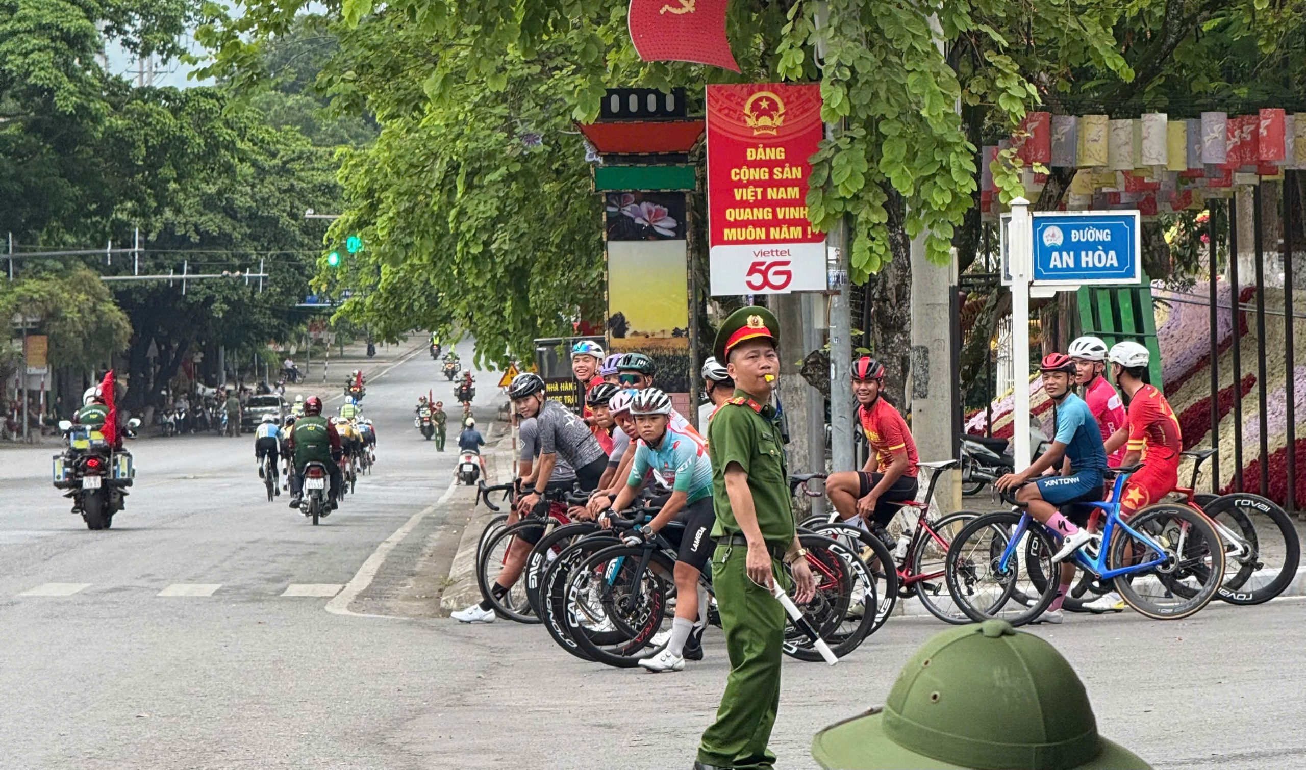 Cổ động viên cũng là người hâm mộ và các tay đua đến từ khắp nơi trong cả nước