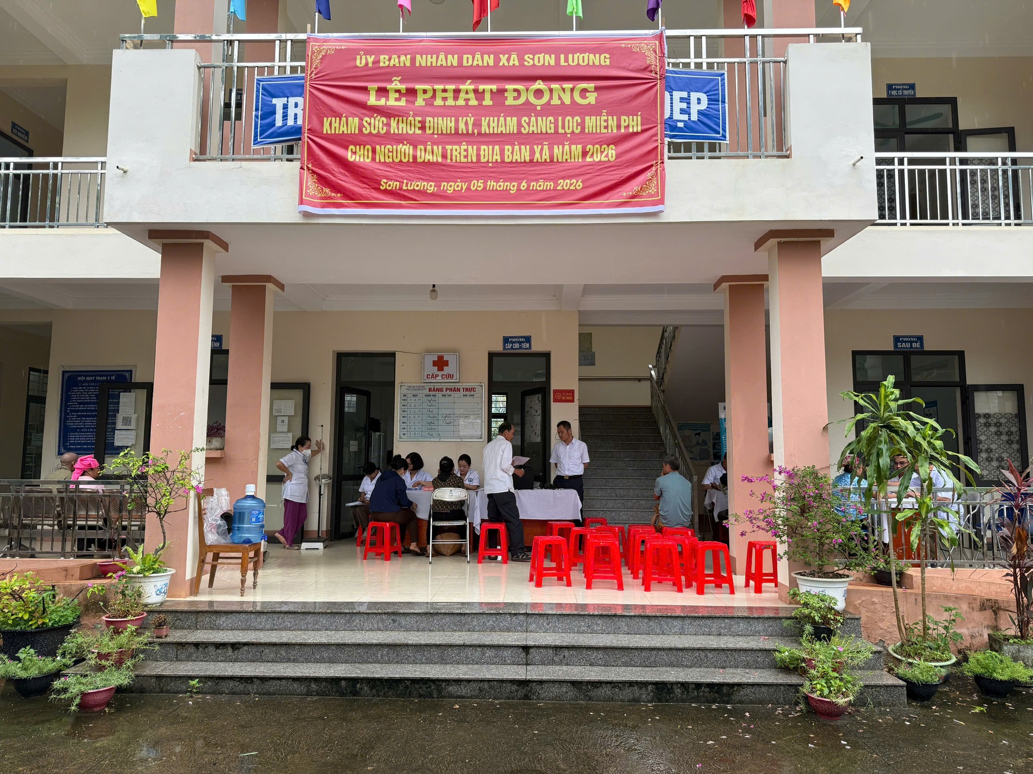 Trạm y tế xã Sơn Lương Phối hợp với Trung tâm y tế khu vực tổ chức triển khai Lễ phát động khám sức khỏe định kỳ, khám sàng lọc miễn phí cho người dân trên địa bàn. Ảnh Hoàng Minh