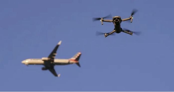 UAV xuất hiện gần Nội Bài, 16 chuyến bay bị ảnh hưởng 1 Khi máy bay ở độ cao khoảng 4.700 feet (tương đương 1.433 m) và cách sân bay khoảng 8 km, tổ lái phát hiện một UAV bay ngược hướng với máy bay (Ảnh minh hoạ)