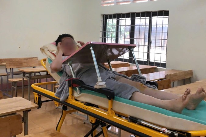 Nữ Sinh Gãy Xương Chậu Vẫn Quyết Tâm Dự Thi, Làm Bài Trên Băng Ca Trong Phòng Thi Đặc Biệt 2 Nữ sinh nằm trên băng ca để tham dự kỳ thi