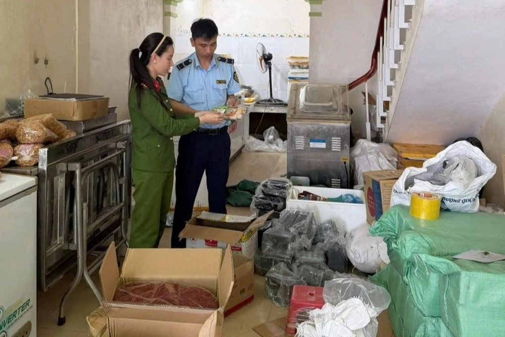 Khởi tố giám đốc doanh nghiệp sản xuất hàng chục nghìn gói "Nem chua rán Hà Nội" giả 1 Lực lượng chức năng kiểm tra kho hàng của công ty do Phương làm giám đốc (Ảnh: Công an Thanh Hóa).