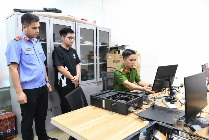 Khởi Tố Vụ Án Cài Đặt Windows Và Office Lậu Quy Mô Lớn Tại Phú Thọ 3 Cơ quan công an tiến hành khám xét khẩn cấp, thu thập tài liệu chứng cứ liên quan Công ty TNHH MTV Giải pháp công nghệ Tek-solution - Ảnh: Công an tỉnh Phú Thọ