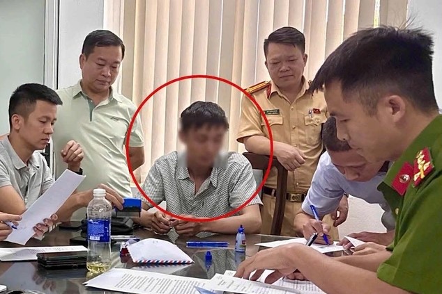 Hội đồng thi lập biên bản sự việc đối với thí sinh S.ẢNH: CÔNG AN CUNG CẤP