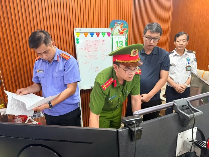 Khởi Tố Vụ Án Cài Đặt Windows Và Office Lậu Quy Mô Lớn Tại Phú Thọ 1 Cơ quan điều tra khám xét khẩn cấp, kiểm tra hệ thống máy tính và các dữ liệu điện tử liên quan tại Công ty cổ phần Hệ thống thông tin ATHENA Việt Nam - Ảnh: Công an tỉnh Phú Thọ