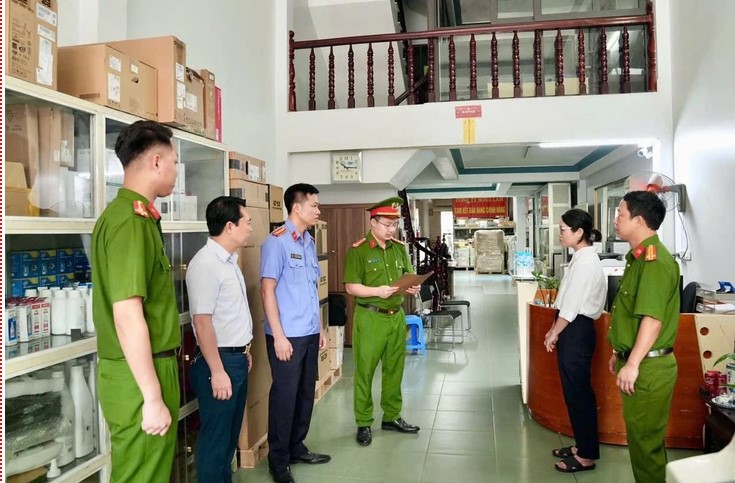 Khởi Tố Vụ Án Cài Đặt Windows Và Office Lậu Quy Mô Lớn Tại Phú Thọ 2 Cơ quan cảnh sát điều tra thi hành lệnh khám xét khẩn cấp nơi ở và nơi làm việc của Nguyễn Thị Thanh Huyền, Giám đốc Công ty TNHH Thương mại và Dịch vụ Sông Lam - Ảnh: Công an tỉnh Phú Thọ