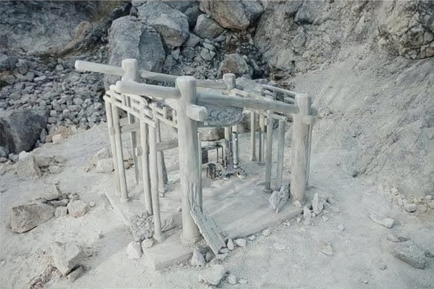 Di tích xuất hiện trong MV có nhiều điểm tương đồng với tác phẩm "Vestige of the Land"