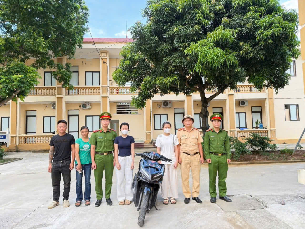 Lực lượng chức năng tiến hành xử lý theo quy định. Ảnh Công An Xã Văn Bàn