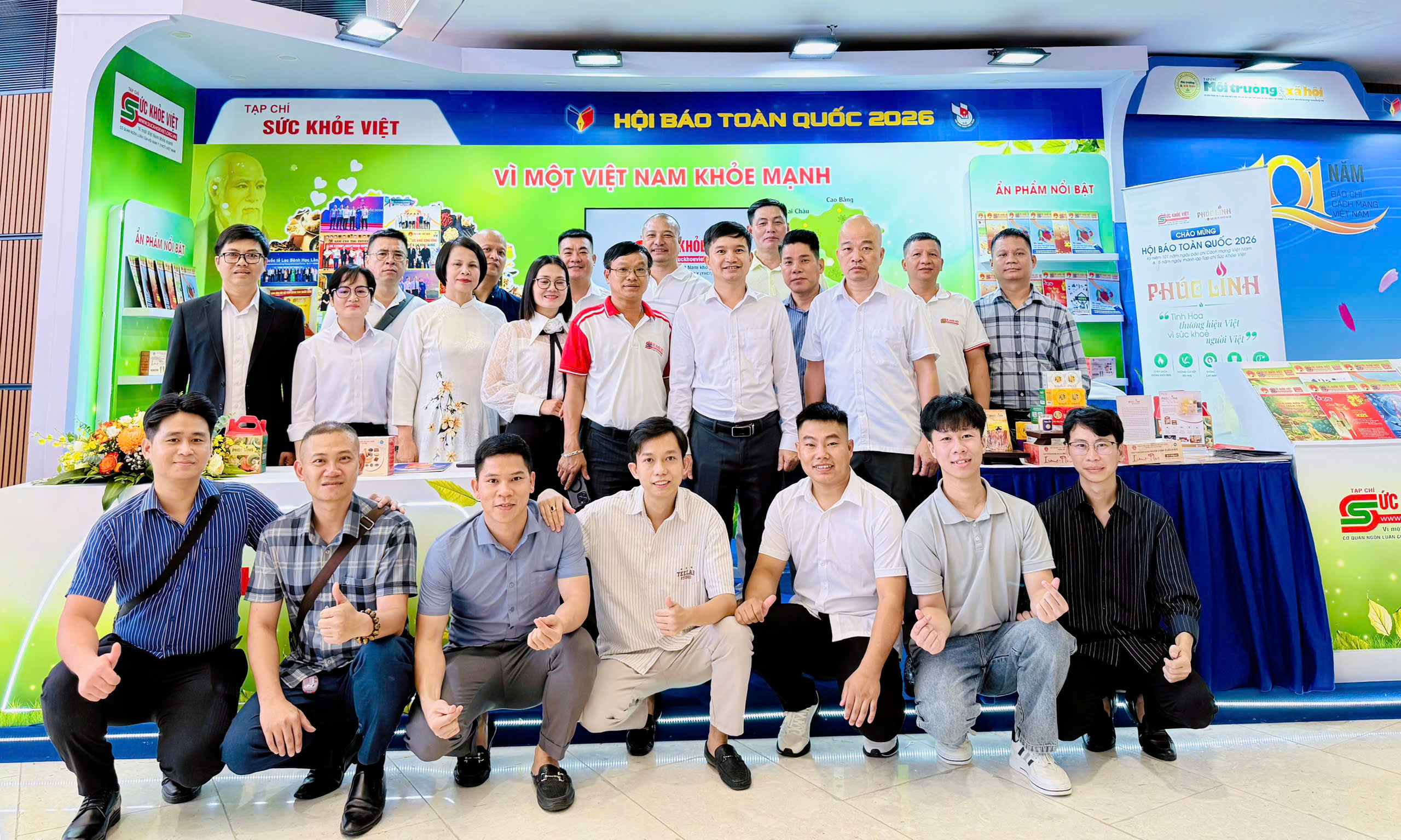 Bế mạc Hội Báo toàn quốc 2026, lan tỏa tinh thần đổi mới 1 Các cán bộ, phóng viên và lãnh đạo Tạp chí Sức khỏe Việt chụp ảnh lưu niệm trước gian trưng bày của đơn vị tại hội báo.