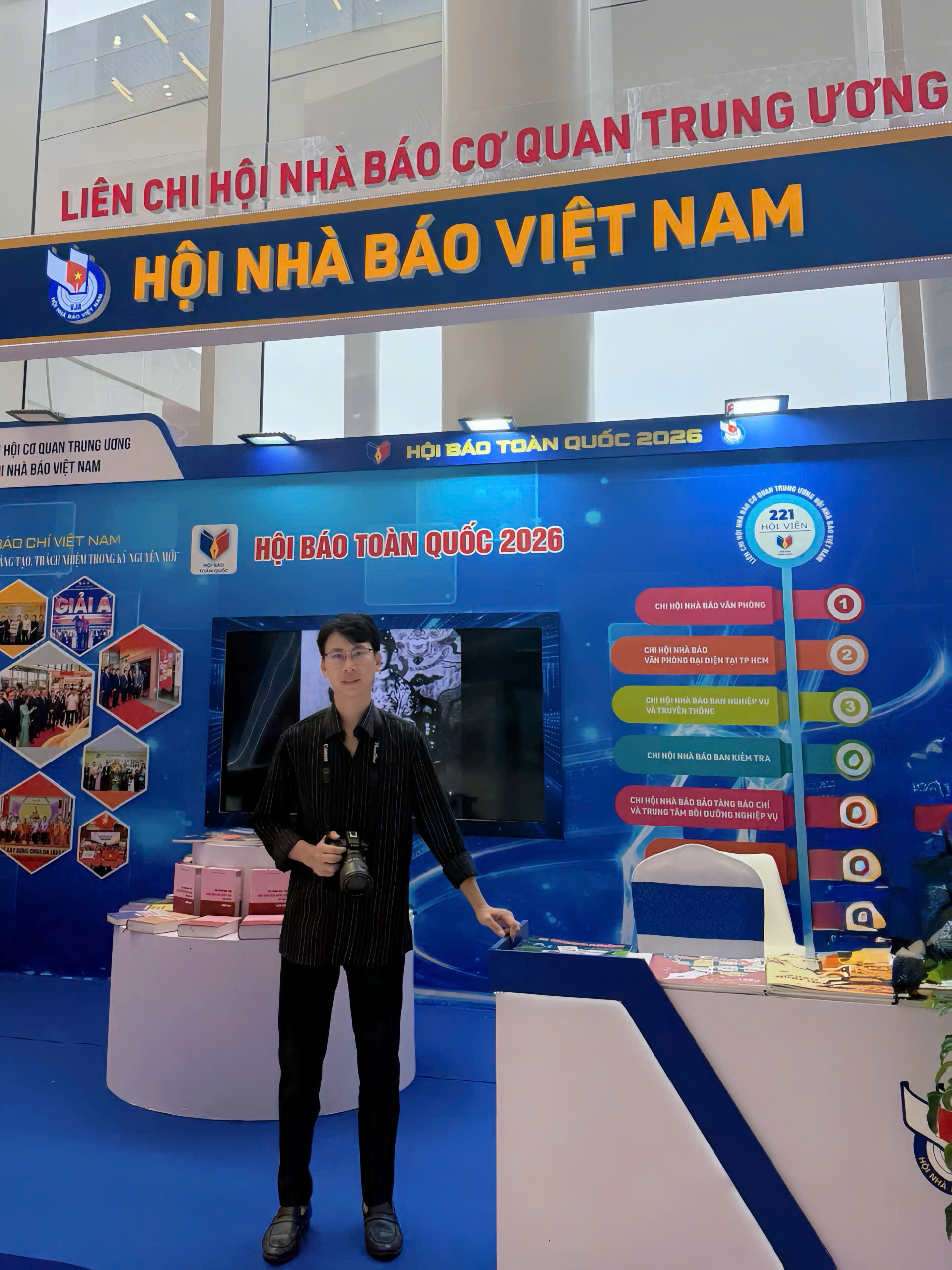 Phóng viên tìm hiểu không gian trưng bày tại Hội Báo toàn quốc 2026.- Ảnh: Du Kỷ 
