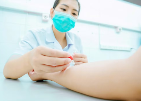 Nguy cơ khó lường từ dị ứng thuốc và thức ăn 2 Test dị ứng cho bệnh nhân.