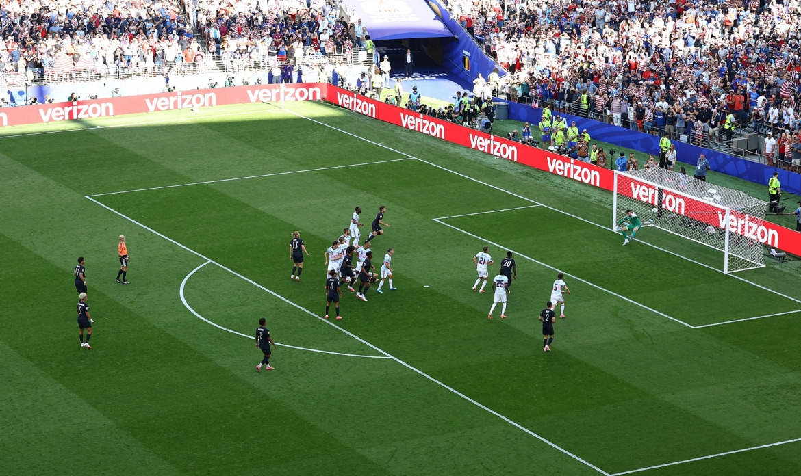 Thủ môn Courtois ngậm ngùi nhận bàn thua khi cú sút phạt của Tillman đưa bóng đập hàng rào đổi hướng. (Ảnh: Reuters)