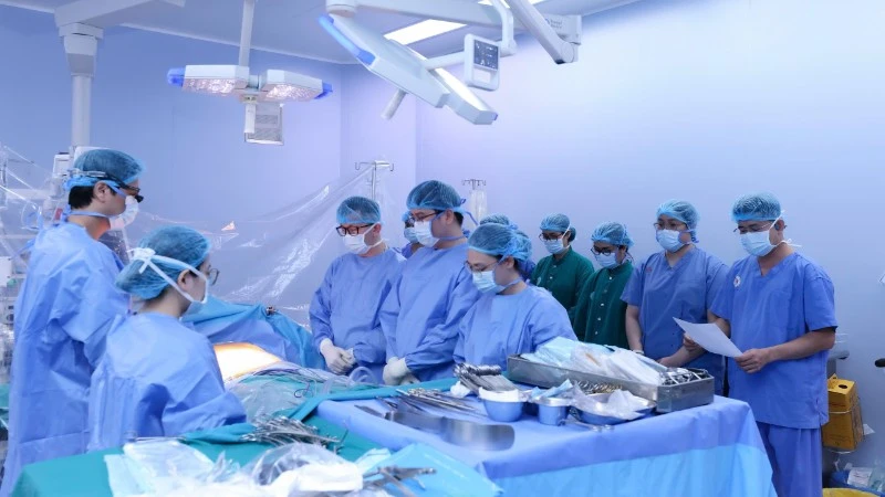Tháng 7 tri ân: Những nhịp sống được nối dài từ nghĩa cử hiến tạng 1 Các bác sĩ tri ân nghĩa cử cao đẹp của người hiến tạng.