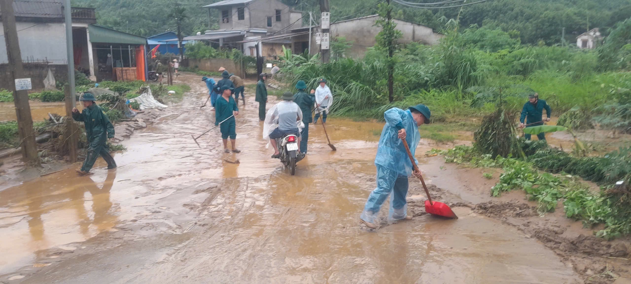 Mưa lớn liên tục gây sạt lở nhiều nơi, Lào Cai phát cảnh báo khẩn nguy cơ lũ quét 1 Cán bộ, chiến sĩ và lực lượng dân quân phường Âu Lâu giúp dân khắc phục hậu quả mưa lũ. Ảnh Trung tâm DVTH phường Âu Lâu