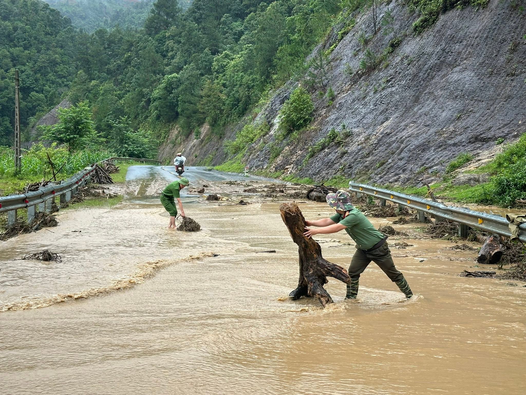 Hình Ảnh: Công an xã Khao Mang dọn sạt lở, đảm bảo giao thông trên Quốc lộ 32 6 738217065 1363414105885061 3803673706289565548 n