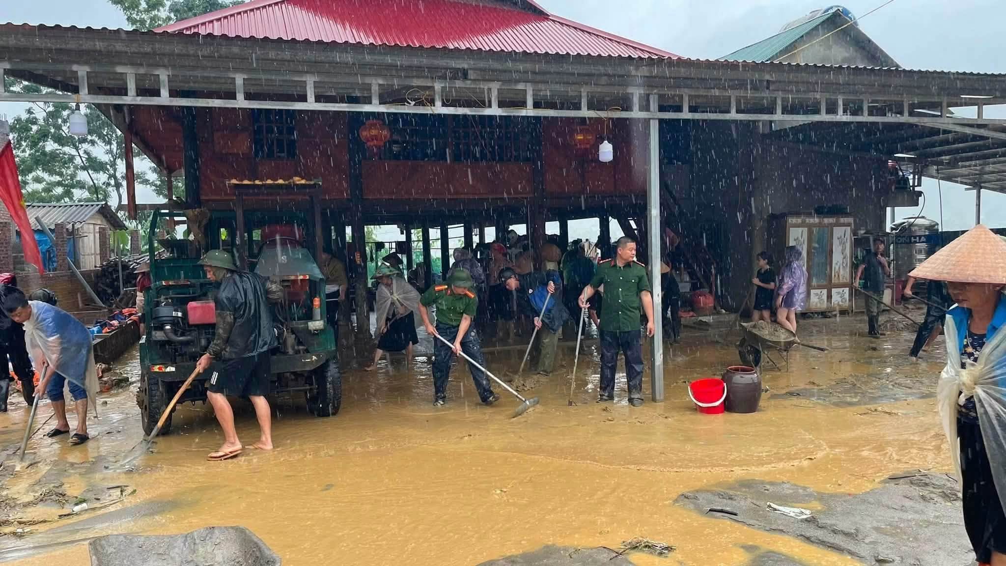 Công an các xã ở Lào Cai khẩn trương hỗ trợ người dân khắc phục mưa lũ 1 Công an xã Minh Lương giúp nhân dân dọn dẹp đất tràn vào nhà tại thôn Minh Hạ. Ảnh Công An Xã Minh Lương