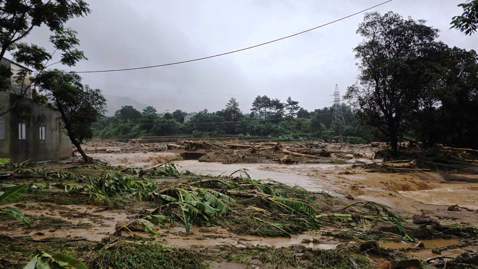 Lai Châu tan hoang sau lũ quét: Hàng trăm hộ dân di dời khẩn trong đêm vì nguy cơ lũ tiếp diễn 2 749403215 1768914517575002 6124354293358100169 n