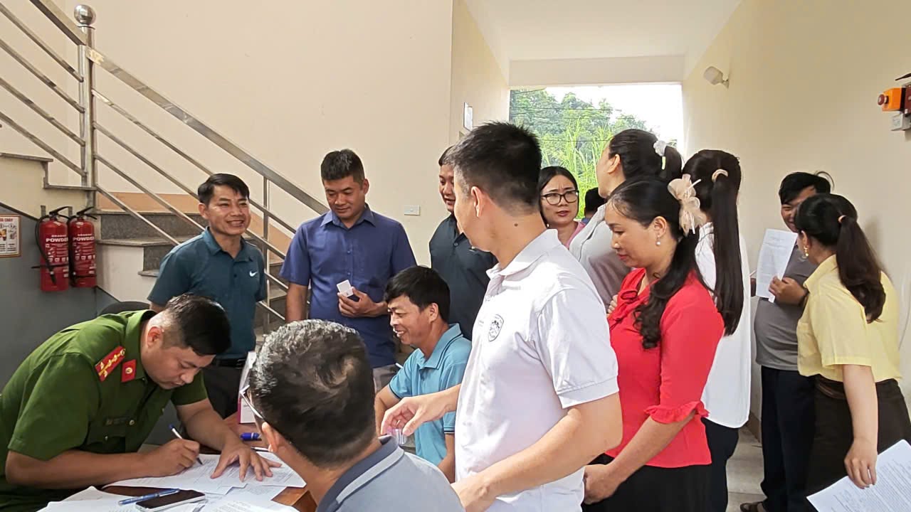 Xã Sơn Lương kiểm tra test nhanh ma túy đối với toàn bộ cán bộ, công chức, viên chức 2 100% cán bộ, công chức, viên chức và nhân viên xã Sơn Lương có kết quả âm tính với ma túy qua đợt xét nghiệm sàng lọc bằng test nhanh. Ảnh Hoàng Minh