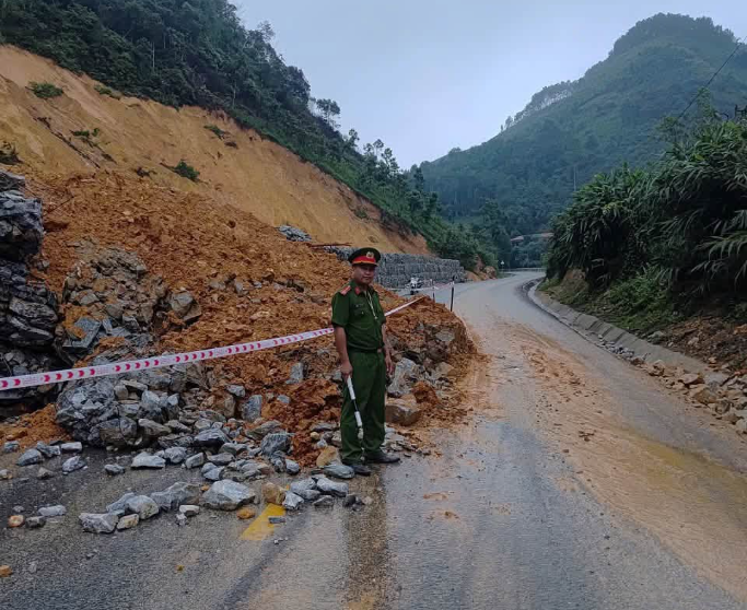 Mưa lớn liên tục gây sạt lở nhiều nơi, Lào Cai phát cảnh báo khẩn nguy cơ lũ quét 2 Cán bộ, chiến sĩ Công an xã lương thịnh triển khai căng dây cảnh báo, phân luồng giao thông tại khu vực Km296+150, Quốc lộ 37, nơi xảy ra sạt lở đất đá sau mưa lớn.