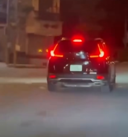 Chiếc xe rơi khỏi hiện trường sau khi gây TNGT được người dân ghi lại. Ảnh cắt từ clip trên page lào Cai Online