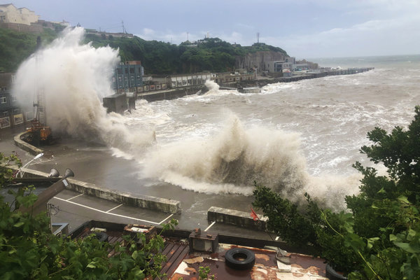 Bão Ba Vì mạnh trở lại trước giờ đổ bộ Trung Quốc, gió giật tới 45 m/s 2 bao manh do bo vao trung quoc gay lu lon cuon troi nhieu o to