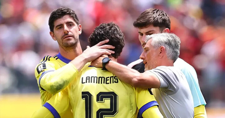 HLV tuyển Bỉ: "Chúng tôi đã dùng hết may mắn ở World Cup 2026" 1 Thủ thành Courtois an ủi đàn em Lammens sau trận - Ảnh: REUTERS