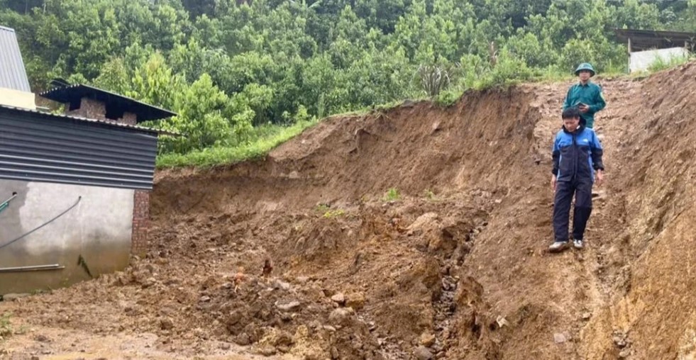 Một nhà dân tại thôn tại thôn 4 Vài Siêu bị sạt lở đất phía sau nhà.