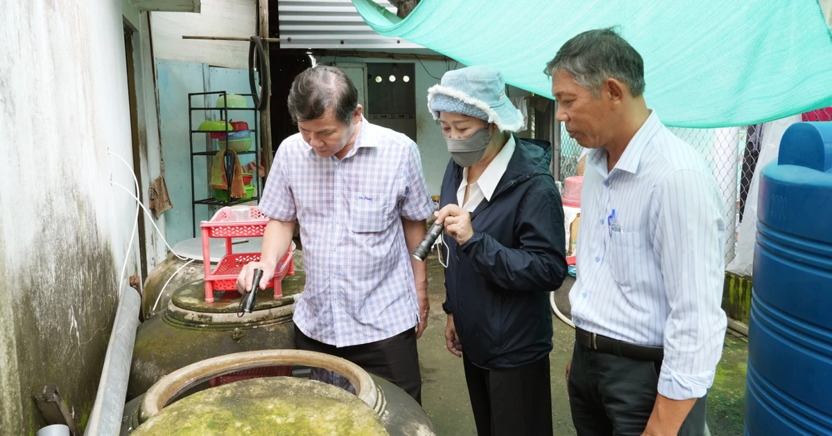 Ảnh hưởng của sốt xuất huyết Dengue với sức khỏe 1 Cán bộ y tế giám sát véc-tơ truyền bệnh sốt xuất huyết Dengue tại các hộ gia đình trên địa bàn tỉnh Đồng Tháp. Ảnh: TTXVN