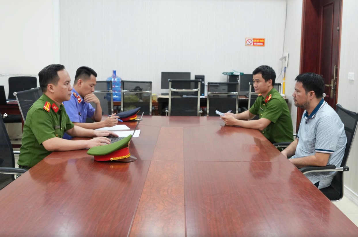 Nghệ An: Bơm Sữa Đậu Nành Vào Niệu Đạo Để Vẽ Bệnh, 10 Người Bị Khởi Tố 5 jkljuliiylliy