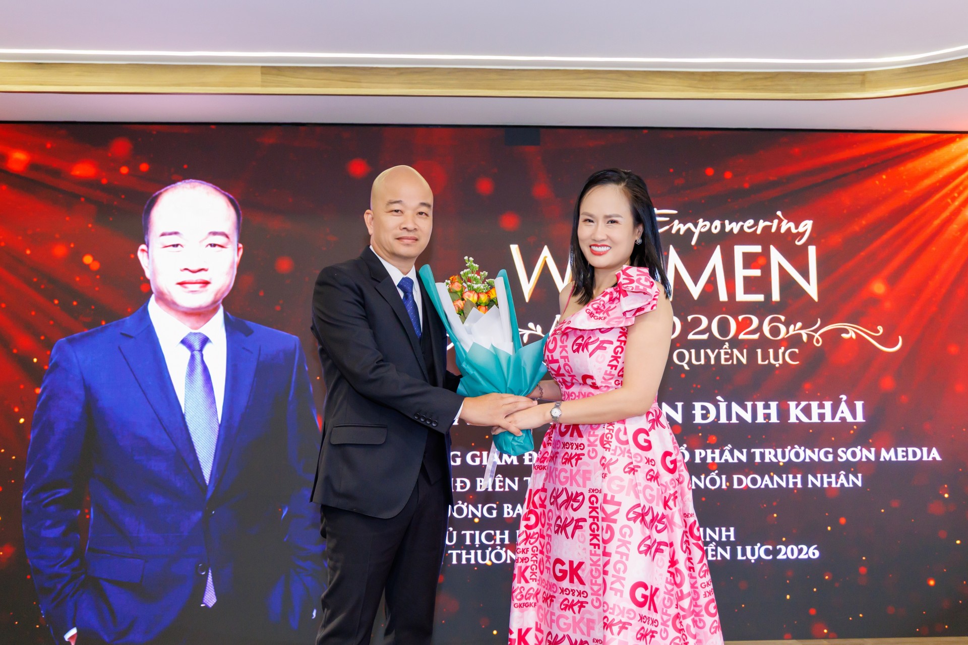 Nhà báo Nguyễn Thị Minh Thúy – Chủ tịch HĐQT Trường Sơn Media, Nhà sáng lập chương trình Bông Hồng Quyền Lực tặng hoa chúc mừng tân TGĐ Trường Sơn Media