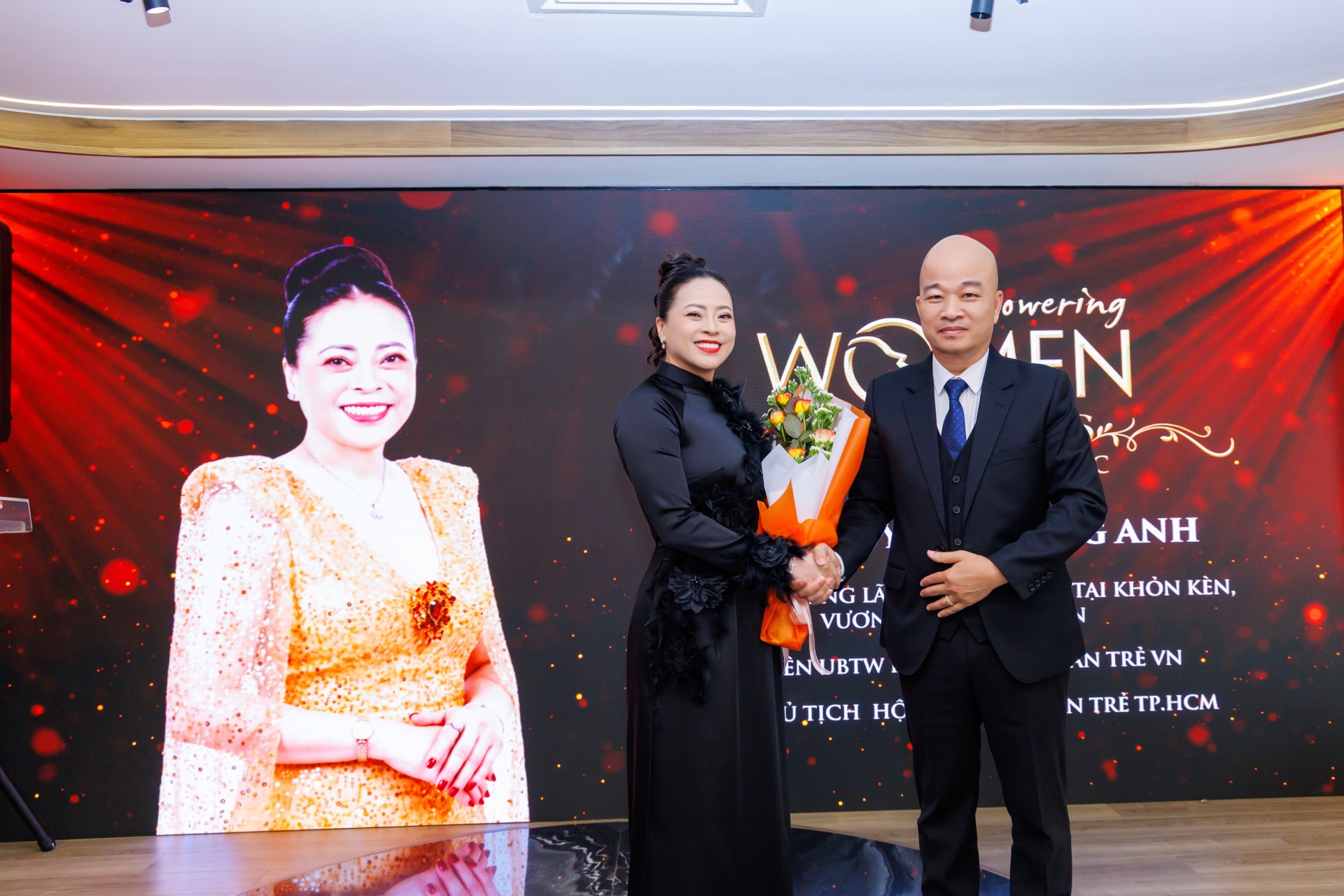 Nhà báo Nguyễn Đình Khải- TGĐ Trường Sơn Media tặng hoa cảm ơn Bà Nguyễn Hoàng- Anh Phu nhân Tổng Lãnh sự Việt Nam tại Khỏn Kèn (Thái Lan), Ủy viên UBTW Hội Doanh nhân Trẻ Việt Nam.