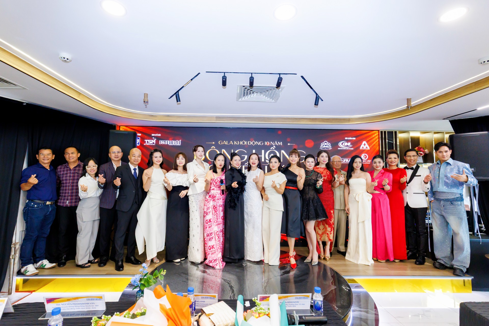 Ban Tổ chức chụp ảnh lưu niệm cùng các Đại biểu tham gia chương trình