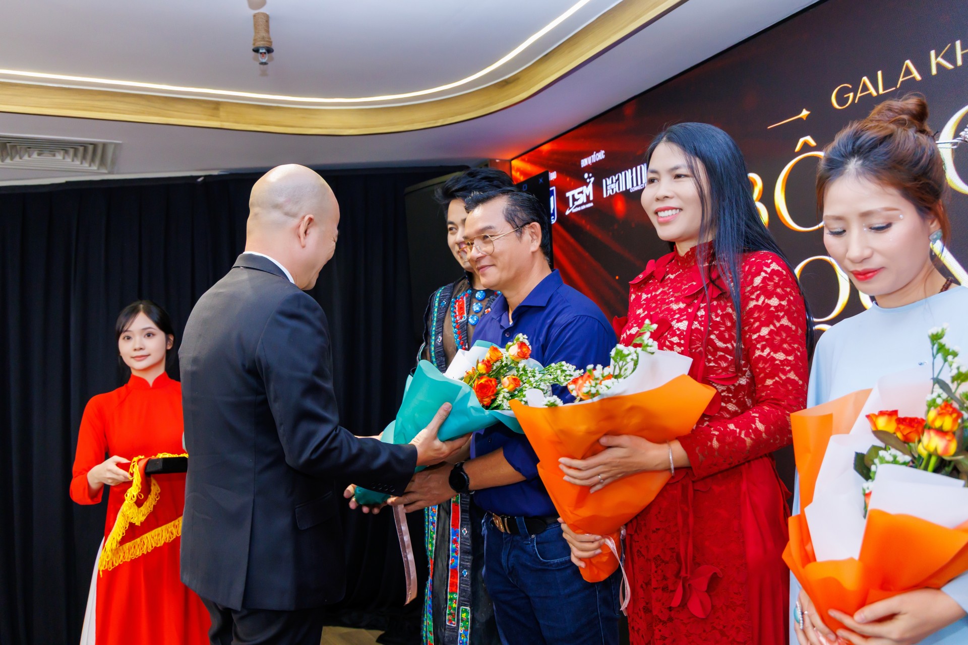 Nhà báo Nguyễn Đình Khải- TGĐ Trường Sơn Media tặng hoa cảm ơn các nhà tài trợ, đồng hành