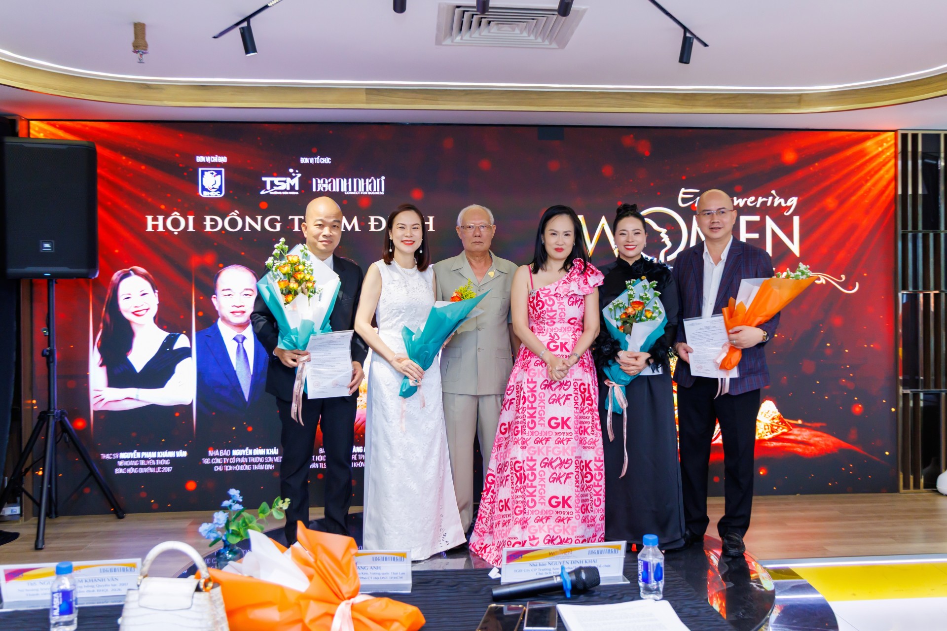 Ông Nguyễn Đỗ Bách và Nhà báo Nguyễn Thị Minh Thúy trao Quyết định và tặng hoa Hội đồng thẩm định chương trình Bông Hồng Quyền Lực 2026