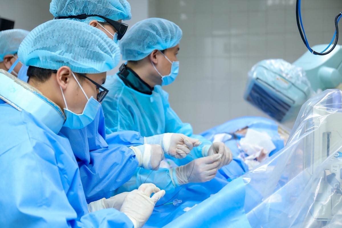 Không xem nhẹ tình trạng phù một bên chân, có thể là dấu hiệu huyết khối nguy hiểm 2 Ê kíp bác sĩ thực hiện kỹ thuật tiêu sợi huyết qua ống thông (Ảnh: BVCC)